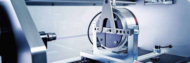 Mit dem Laborsystem Schatz-Analyse lassen sich das Zusammenspiel von Drehmoment und Vorspannkraft sowie die mechanischen und funktionellen Eigenschaften von Verbindungselementen bestimmen.