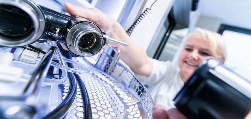 Kontakte für die Medizintechnik: Drahtfederkontakte sind der Garant für die Zuverlässigkeit von Magnetresonanztomographie-Geräten im Krankenhaus.