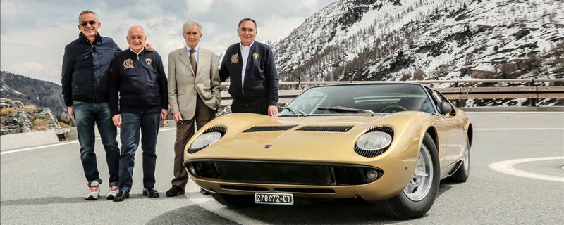 Der Lamborghini Miura war nicht für Rennstrecken konzipiert, verjagte aber dafür Ferrari von der Überholspur. Im Bild der Supersportwagen mit seinen Entwicklern Regiani, Stanzani, Gandini und Dallara (v.l.).
