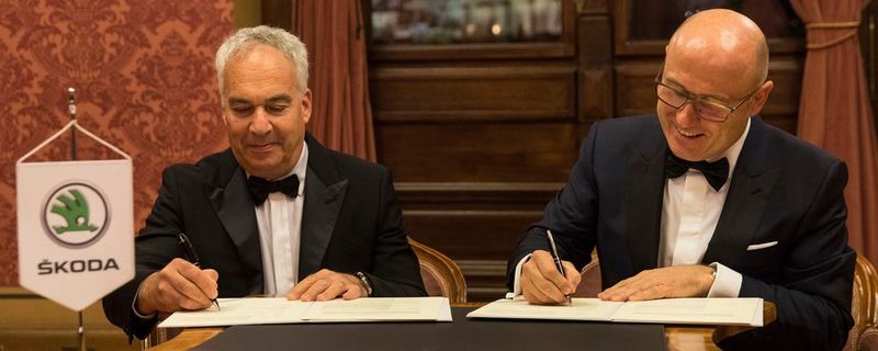 Škoda-Vorstandsvorsitzender Bernhard Maier und Champion Motors-Vertreter Erez Vigodman unterzeichnen die Absichtserklärung im Rudolfinum in der Prager Altstadt.