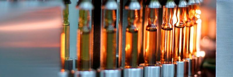 Alle zur Herstellung und Abfüllung von Glasampullen für kosmetische Produkte notwendigen Prozesse können in einer Maschine integriert werden, die darauf ausgelegt ist, flexibel unterschiedliche Produkte zu produzieren.