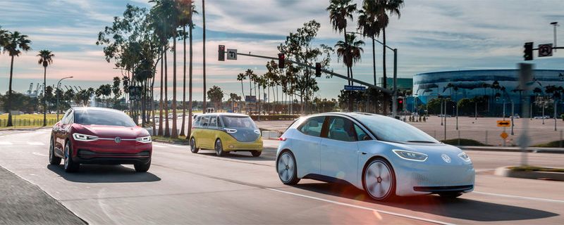 Seit gut einem Jahr tingelt Volkswagens I.D.-Familie über diverse Automessen – jetzt kamen die bislang drei Modelle zur ersten gemeinsamen Ausfahrt zusammen.