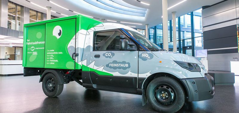 Auch Fahrzeuge mit E-Antrieb sondern über Reifen-, Brems- und Straßenabrieb Feinstaub ab, sind also nicht emissionsfrei. Durch den Einsatz eines neuen Filters ist die Gesamtbilanz des Fahrzeuges im Hinblick auf den Feinstaubausstoß neutral. Der Feinstaubpartikelfilter nimmt so viele Staubpartikel auf wie beim Fahren durch Reifen-, Bremsen- und Straßenabrieb entstehen.