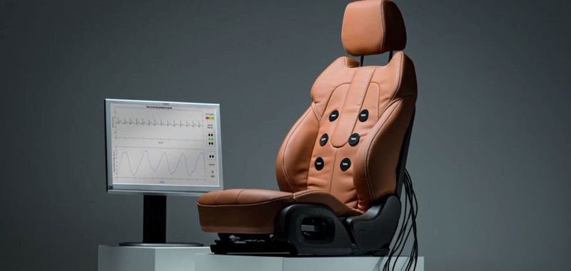 Kapazitive Sensoren lassen sich in Autositze, Sessel, Bürostühle und Betten integrieren. Imec hat ein Messsystem entwickelt, das bis zu 64 Sensoren unterstützt. Wenn man kapazitive Sensoren zur Aufzeichnung der Atmungsfrequenz einsetzt, ist es in der Praxis sehr wichtig, die zeitbezogene Zuverlässigkeit der Aufzeichnung ebenfalls zu erfassen.