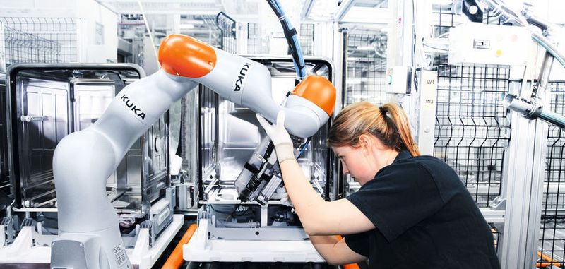 Virtuelle Welten: KUKA-Roboter haben weltweit Fabriken erobert. Ihr Einsatz lässt sich mit der Software von Visual Components simulieren.