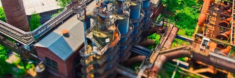 The smart factory combines networked and "intelligent" systems as well as future-oriented manufacturing processes.