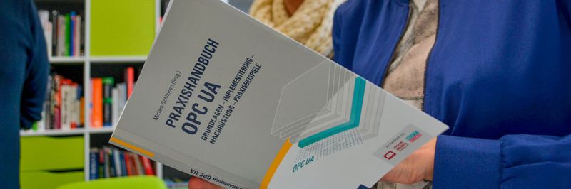 Neben der umfassenden Vorstellung der Spezifikation bietet das "Praxishandbuch OPC UA" einen praxistauglichen Leitfaden für die Implementierung des Standards.