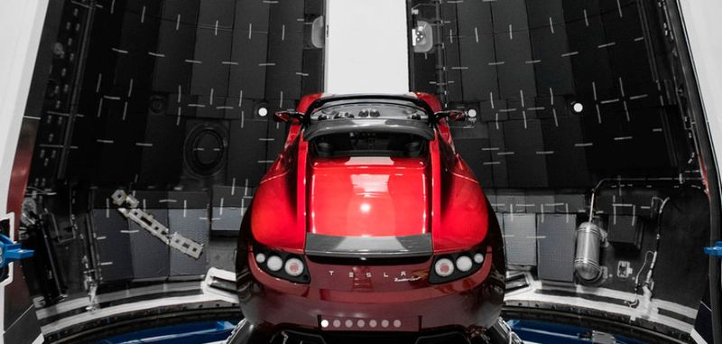 Bereit für die Reise zum Mars: der kirschrote Tesla Roadster des Space-X- und Tesla-Chefs Elon Musk.