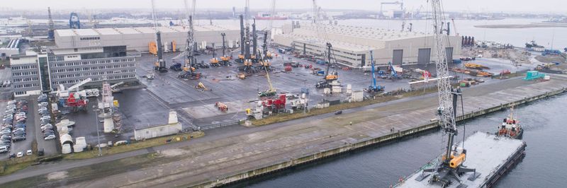 Der erste Liebherr-Hafenmobilkran für den Rostocker Überseehafen verlässt die Kaikante des Liebherr-Werks in Rostock.