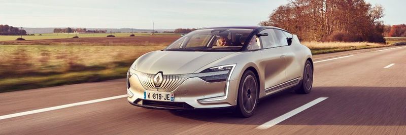 Im Renault Symbioz Demofahrzeug steckt fast alles, was die Zukunft des Automobils an neuen Technologien bereithält: elektrischer Antrieb, Verbindung mit dem persönlichen digitalen Ökosystem des Nutzers, modernstes Entertainment inklusive Virtual Reality und ein Interieur, das sich an die jeweilige Fahrsituation anpasst.