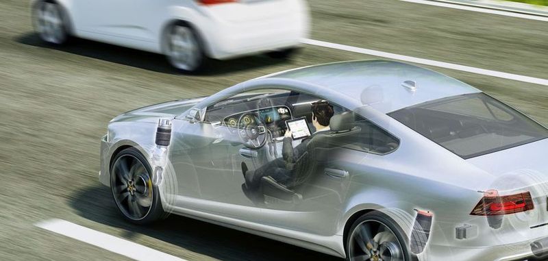 Beim automatisierten Fahren werden in einem zentralen Steuergerät, der Assisted & Automated Driving Control Unit, die Daten der Umfeldsensoren wie Kamera, Radar und LiDAR ausgewertet.