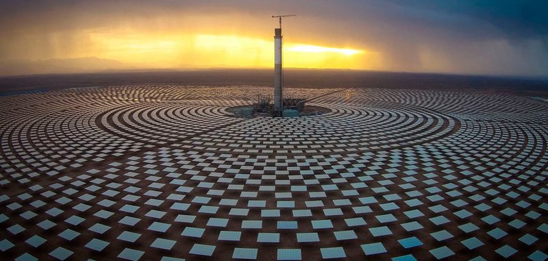 Das weltweit größte solarthermische Kraftwerk Noor 1 wurde im vergangenen Jahr in Marokko für den heimischen Bedarf fertiggestellt. Laut DLR-Studie eignen sich die Solarkraftwerke ideal für den Stromexport nach Europa.