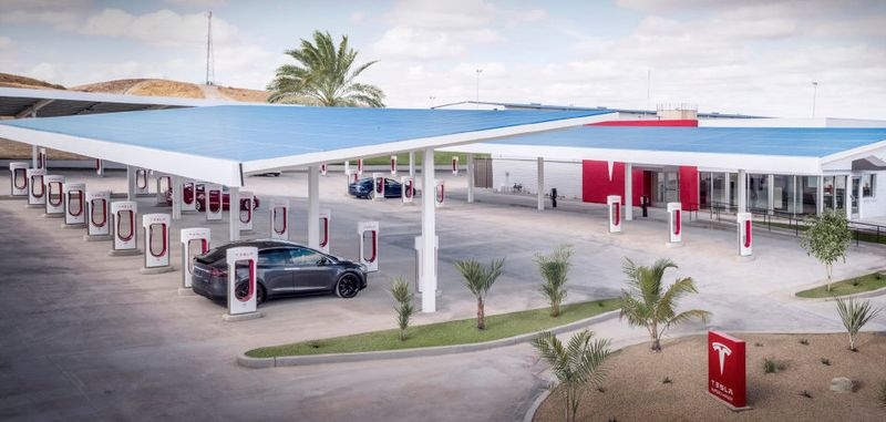 Hier wird Gleichstrom getankt: Die Ladestationen Tesla Supercharger liefern eine Gleichspannung von 480 V und laden mit einer Spitzenleistung von 145 kW.