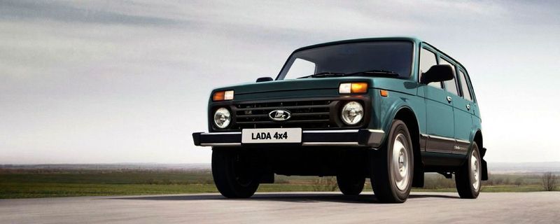 Mit modernen Telematik- und Infotainment-Systemen kann der Lada 4×4 auch in der Langversion nicht aufwarten; dem Fahrer sei empfohlen, sich diesbezüglich auf sein Smartphone zu verlassen.