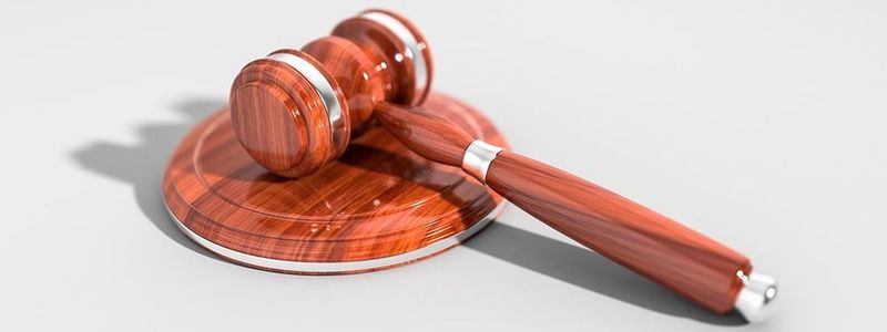Wie rechtssicher die Anpassung von GPLv2-Lizenzen ist, wird sich vermutlich gerade vor deutschen Gerichten zeigen.