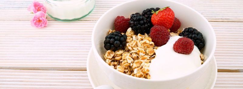 Forscher haben herausgefunden, dass eine ballaststoffreiche Ernährung den Verlauf von chronisch-entzündlichen Gelenkerkrankungen positiv beeinflussen und zu einer Stärkung der Knochen führen kann.