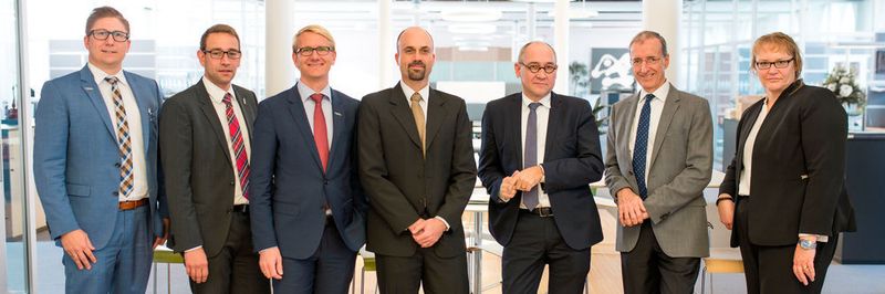 Sie besiegeln das Joint Venture (v. l. nach r.): Dr. Christian Müller als Rechtsanwalt von Aesculap AG, Prof. Dr. Boris Hofmann (Senior Vice President B. Braun Innovation Hub and Digital Innovation, Aesculap AG), Aesculap-Vorstandsmitglied Dr. Jens von Lackum, Brandon Loudermilk, Christoph Miethke (Geschäftsführer Christoph Miethke GmbH & Co), der Aesculap-Vorsantsvorsitzende Dr. Joachim Schulz sowie die Notarin Astrid Harant-Strecker.