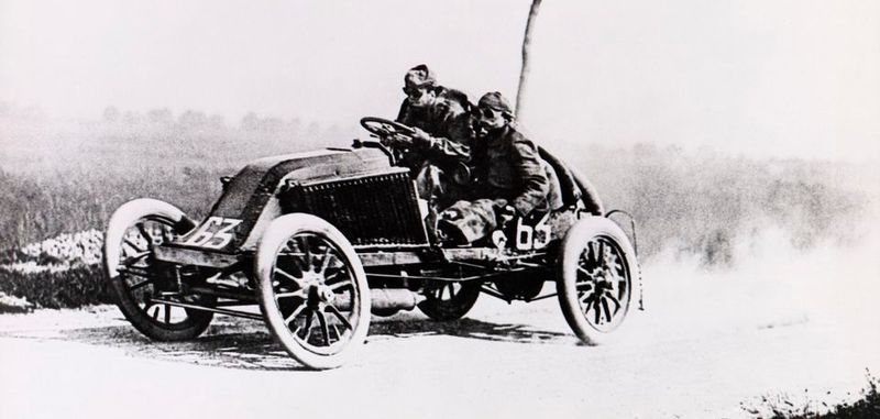 Marc Renault beim Rennen Paris-Madrid im Jahr 1903.