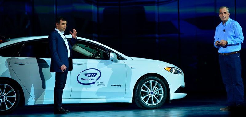 Intel-Boss Brian Krzanich stellte auf der CES in Las Vegas das erste autonome Fahrzeug innerhalb seiner Testflotte vor.