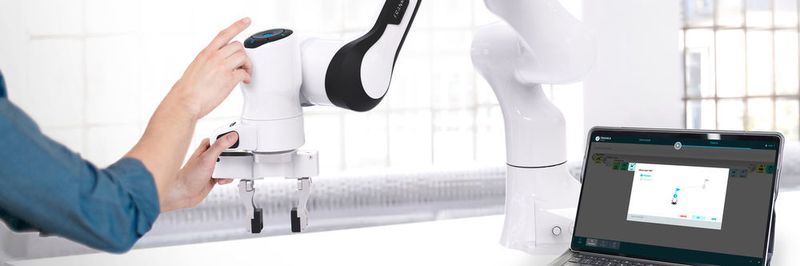 Panda ist gelehrig. Vormachen genügt – schon greift der Arm selbst zu. Der neue Leichtbau-Roboter ahmt Bewegungen nach, merkt sich Abläufe – und reagiert sensibel auf Berührung.