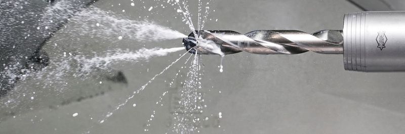 Sonderwerkzeug von Mapal zur Fertigung von Bohrkronen für die Bergbauindustrie. Der Einsatz von Dualcys von Henkel erübrigt den sonst erforderlichen Einsatz von Lösemitteln zum Entfetten und anschließenden Verkleben der Bauteile