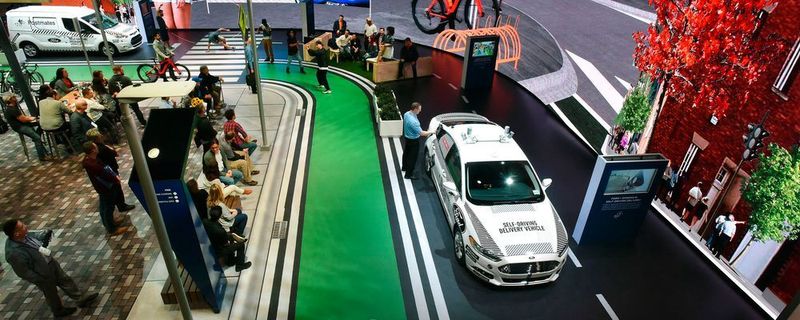 OEMs, Zulieferer und Tech-Unternehmen liefern sich ein Rennen, wer die ersten hochautomatisierten Fahrzeuge für den Stadtverkehr auf den Markt bringt.