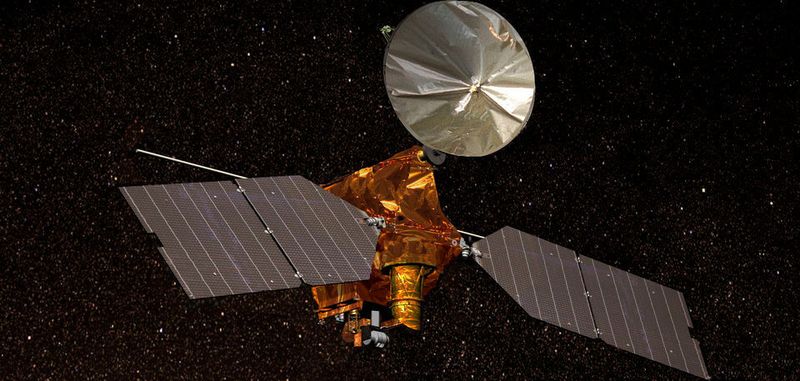 Künstlerische Darstellung von NASAs Mars Reconnaissance Orbiter (MRO) über dem Roten Planeten. Eine Auswertung von Kameraaufnahmen des Orbiters hat NASA-Forscher auf Eis-Vorräte auf dem Mars aufmerksam gemacht.