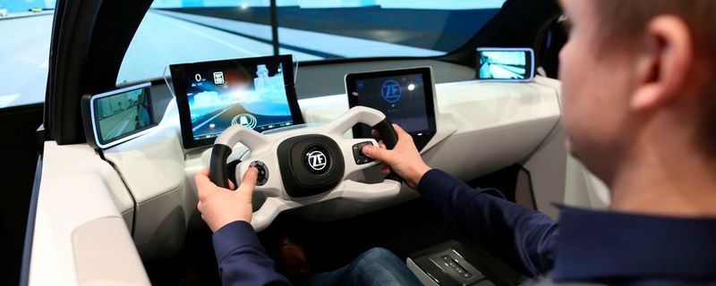 Der Fahrer sieht laut ZF sein Fahrzeug auf dem „Head Up Display Instrument Cluster“ – einem zentral angebrachten Monitor – aus der Vogelperspektive.