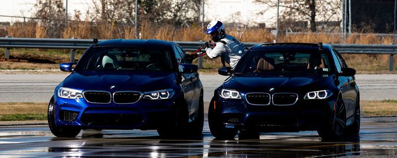 Zwei neue Guiness-Weltrekorde hat BMW eingefahren, pardon, eingedriftet. 374,2 Kilometer in acht Stunden mit einem M5 und 79,3 Kilometer mit zwei M5 stehen seit dem 11. Dezember im Guiness-Buch der Rekorde.