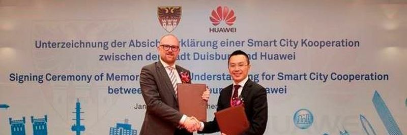 Duisburgs Oberbürgermeister Sören Link (links) und Wang Yonggang, CFO der Enterprise Business Group von Huawei (rechts)