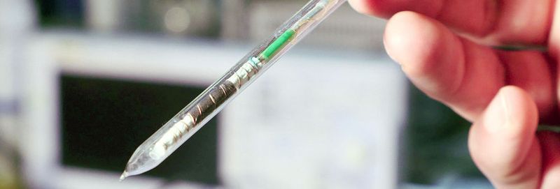 „Der Schlüssel zum Nachweis von Lithium Plating mittels ESR war der Aufbau einer Testzelle, die kompatibel mit den Anforderungen der ESR-Spektroskopie ist und gleichzeitig gute elektrochemische Eigenschaften aufweist“, erklärt Erstautor Dr. Johannes Wandt. Im Bild: die Testzelle (Ausschnitt).
