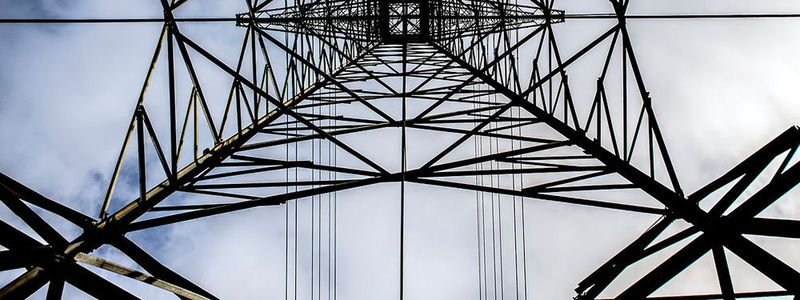 Rechenzentren benötigen viel Strom und siedeln sich in der Nähe von Umspannwerken und alternativen Stromquellen an. Bis zu 15 Prozent in einem Datacenter, so schreibt Autor Andreas Bätschmann, gehen zu Lasten von Unterbrechungsfreier Stromversorgung.