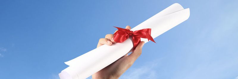 An Cloud-Dienste verliehene Zertifikate oder Testate stehen für die Erfüllung gewisser Standards wie Datensicherheit und Datenschutz.