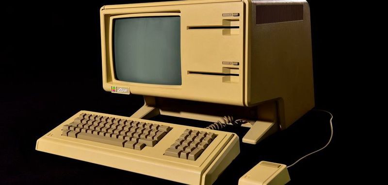 Am 19. Januar 1983 - vor 35 Jahren - stellte Apple Lisa vor, einen damals sehr innovativen Computer, der aber zu einem der größten Flops der Firmengeschichte wurde. Ab dem 23. Februar 2018 ist eine Apple Lisa in der Sonderausstellung "Digging Deep" des Heinz Nixdorf MuseumsForums zu sehen.