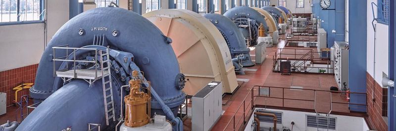 In der Maschinenhalle des Pumpspeicher-Kraftwerks Waldshut stehen vier horizontal eingebaute Maschinensätze. Diese und die Maschinensätze von vier weiteren Kraftwerken werden zentral von Kühmoos aus gesteuert. Dort wurde nach ca. 20 Betriebsjahren eine neue Leittechnik installiert.