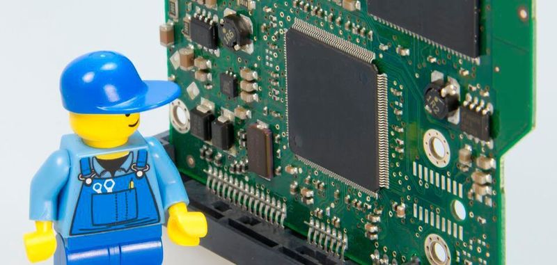 Die fortschreitende Vernetzung der Produktion bringt zunehmend rechtliche Unklarheiten mit sich.