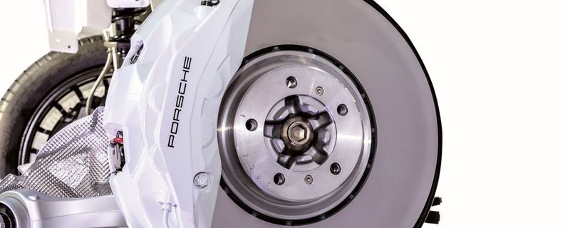 Porsches „Surface Coated Brake“ verfügt über Zehnkolbensättel an der Vorderachse und Vierkolbensättel an der Hinterachse.