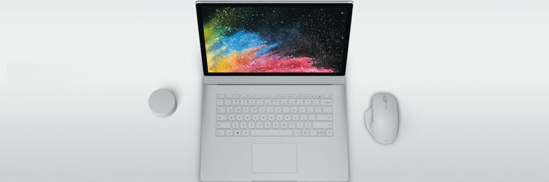 Das Surface Book 2 15 ist grundsätzlich mit Quadcore-Prozessor und Geforce-Grafikeinheit ausgestattet. Das Fullsize-Keyboard ist beleuchtet, das Touchpad hat eine Glas-Oberfläche.