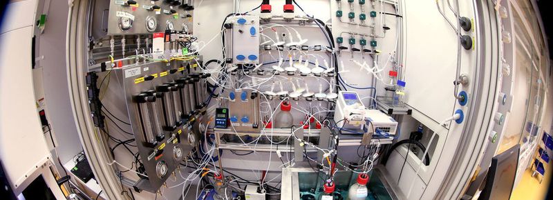 In einer Fermentation – hier im Labormaßstab – verwandeln spezielle Bakterien CO-haltige Gase durch Stoffwechselprozesse in wertvolle Chemikalien.