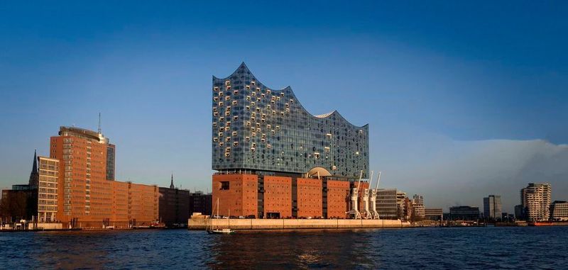 In der Elbphilharmonie in Hamburg kann man frisch gezapftes Störtebeker genießen – abgefüllt mithilfe der Simatic-Steuerung.