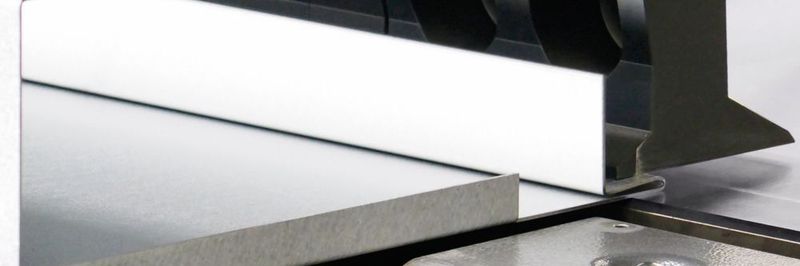 Mit einer Arbeitslänge von 3200 mm und seinen bis zu 300 mm hohen Werkzeugen kann das Biegezentrum Up-Down-Center große Blechteile schnell bearbeiten.