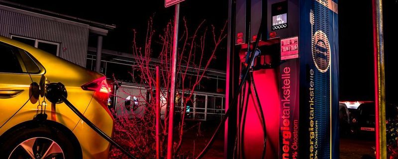 Unter den derzeitigen regulatorischen Rahmenbedingungen könnte in deutschen E-Mobilitäts-Hotspots bereits in fünf bis zehn Jahren regelmäßig der Strom ausfallen – ab 2032 ist damit flächendeckend in Deutschland zu rechnen.