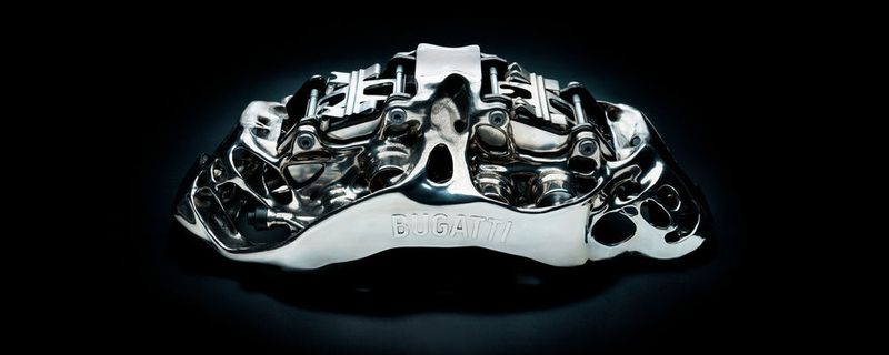 Bugatti hat in Zusammenarbeit mit dem Laser Zentrum Nord einen additiv gefertigten Bremssattel aus Titan entwickelt.