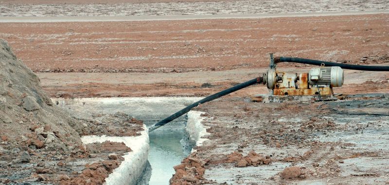 Lithiumabbau in Bolivien: Trotz aller Bemühungen zum Erschließen neuer Technologien wächst derzeit die Abhängikeit von Lithium und Kobalt als Rohstoffe für effiziente Batterien.