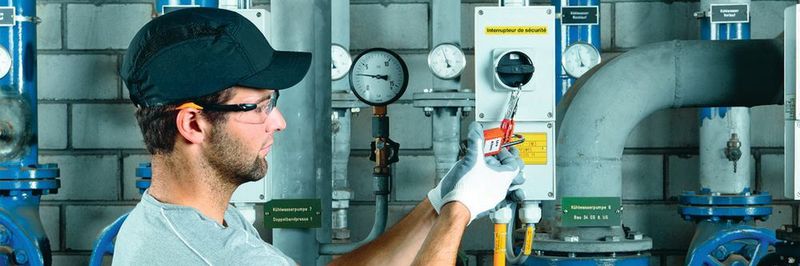 Safety first! Fehlen Vorrichtungen für eine sichere Instandhaltung, verleitet dies Maschinenbediener und Instandhalter bei Störungen zu Improvisationen.