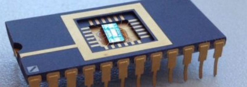 Memristoren sind: „denkende Widerstände“. Das Bild zeigt den Testchip eines Memristors, der vom NaMLab (An-Institut der TU Dresden) gefertigt wurde.