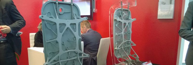 Mit 3D-Druckern von Voxeljet lassen sich neuartige materialsparende Geometrien für die Luftfahrt realisieren: links das Gussmodell aus PMMA, rechts die im Feinguss hergestellte Tür aus Aluminium.