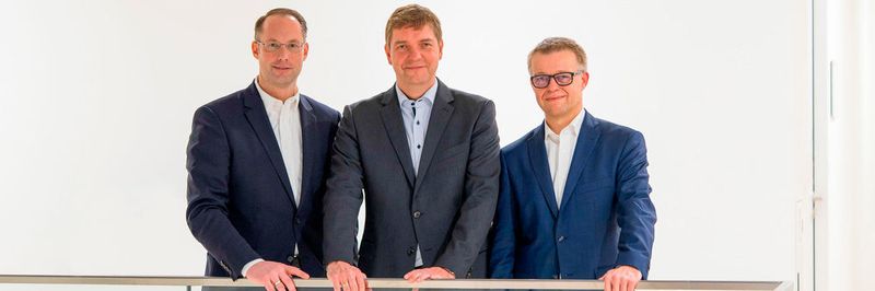 Von links: Turck-Geschäftsführer Christian Wolf, Beck-IPC-Geschäftsführer Thomas Schumacher und Oliver Merget, Geschäftsbereichsleiter Automation Systems bei Turck