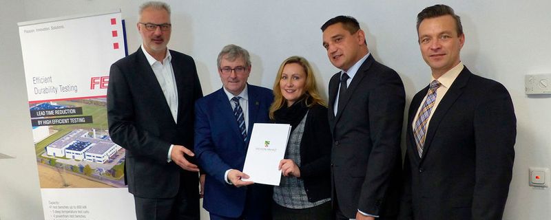 Vertreter der FEV und des DLP Brehna nahmen am Montag den Fördermittelbescheid in Höhe von 1,9 Millionen Euro entgegen.