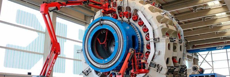 Auch im Inneren mit „grünem Gewissen“: Wegen ihrer ressourcenschonenden Effekte sind die beiden neuen SKF Prüfstände mit zusammen rd. 3,5 Mio. Euro vom Bayerischen Staatsministerium für Wirtschaft und Medien, Energie und Technologie sowie vom Bundesministerium für Umwelt, Naturschutz, Bau und Reaktorsicherheit gefördert worden.